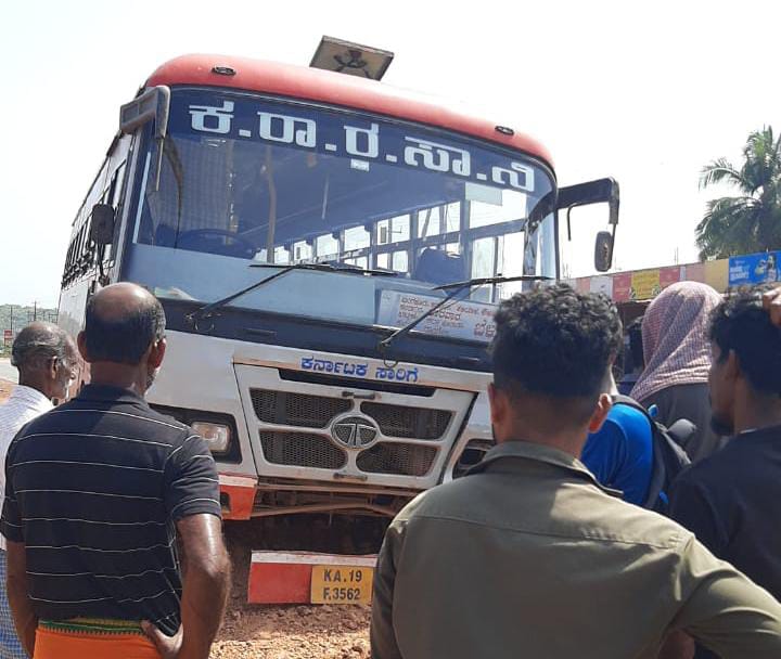 ಮಂಕಿ ರಾಷ್ಟ್ರೀಯ ಹೆದ್ದಾರಿಯಲ್ಲಿ ಭೀಕರ ಅಪಘಾತದಲ್ಲಿ ತಾಯಿ ಮಗಳು ದಾರುಣ ಸಾವು