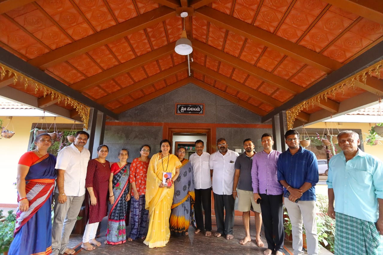 ಶಿರಸಿಯಲ್ಲಿ ಡಾ.ಅಂಜಲಿ ಸುತ್ತಾಟ; ವಿವಿಧ ಕಾಂಗ್ರೆಸ್ಸಿಗರ ಮನೆಗೆ ಭೇಟಿ
