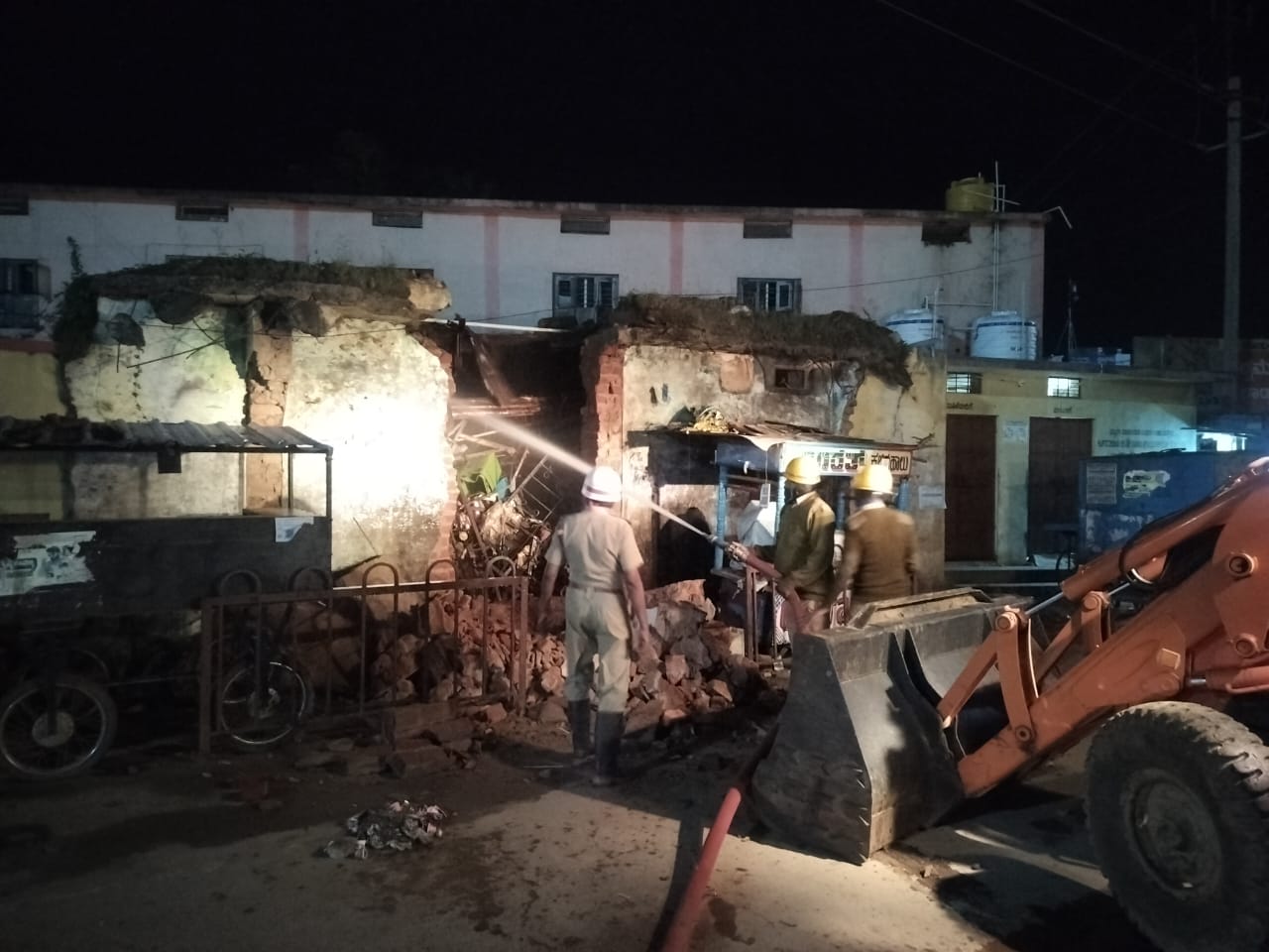ಕೂಡ್ಲಿಗಿ: ಪಪಂ ದಾಸ್ತಾನು ಮಳಿಗೆಯಲ್ಲಿ ರಾಸಾಯನಿಕ ದ್ರವ್ಯ ಸೋರಿಕೆ.!? , ಅಗ್ನಿ ಶಾಮಕ ಸಿಬ್ಬಂದಿ ಸೇರಿ 20ಕ್ಕೂ ಹೆಚ್ಚು ಜನರು ಹಾಸ್ಪತ್ರೆಗೆ ದಾಖಲು