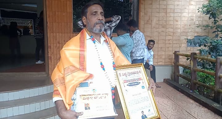 ಭಟ್ಕಳ ರಂಗಭೂಮಿ ಕಲಾವಿದ ಅಶೋಕ ಮಹಾಲೆ ಅವರಿಗೆ ವಿಶ್ವ ಕನ್ನಡ ಕಲಾ ಚಕ್ರವರ್ತಿ ಬಿರುದು