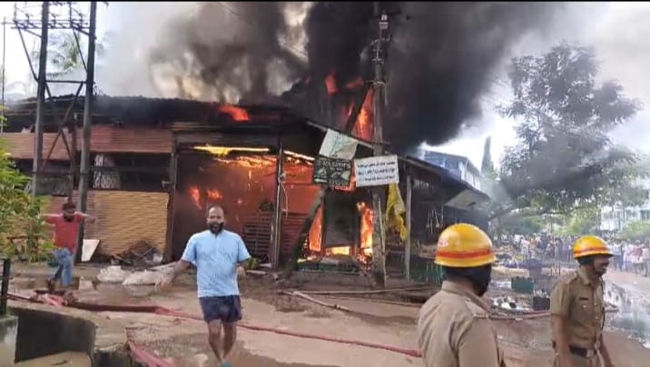 ಭಟ್ಕಳದಲ್ಲಿ ಬಾರಿ ಅಗ್ನಿ ಅವಘಡಕ್ಕೆ ಸೂಪರ್ ಮಾರ್ಕೆಟ್ ಸಂಪೂರ್ಣ ಆಹುತಿ