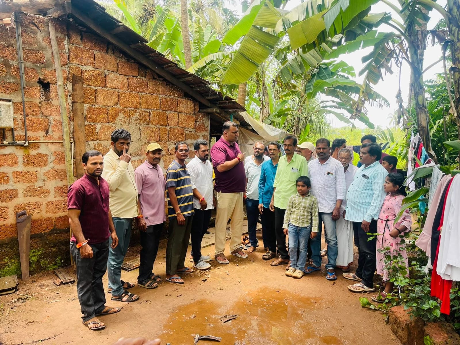 ಬೆಂಕಿಯಿಂದ ಸುಟ್ಟು ಹೋಗಿದ್ದ ಹೆಬಳೆ ಬಬ್ಬನ ಕಲ್ ನ ಮನೆಗೆ ಭೇಟಿ ನೀಡಿದ  ಮಾಜಿ ಶಾಸಕ ಸುನಿಲ್ ನಾಯ್ಕ್.