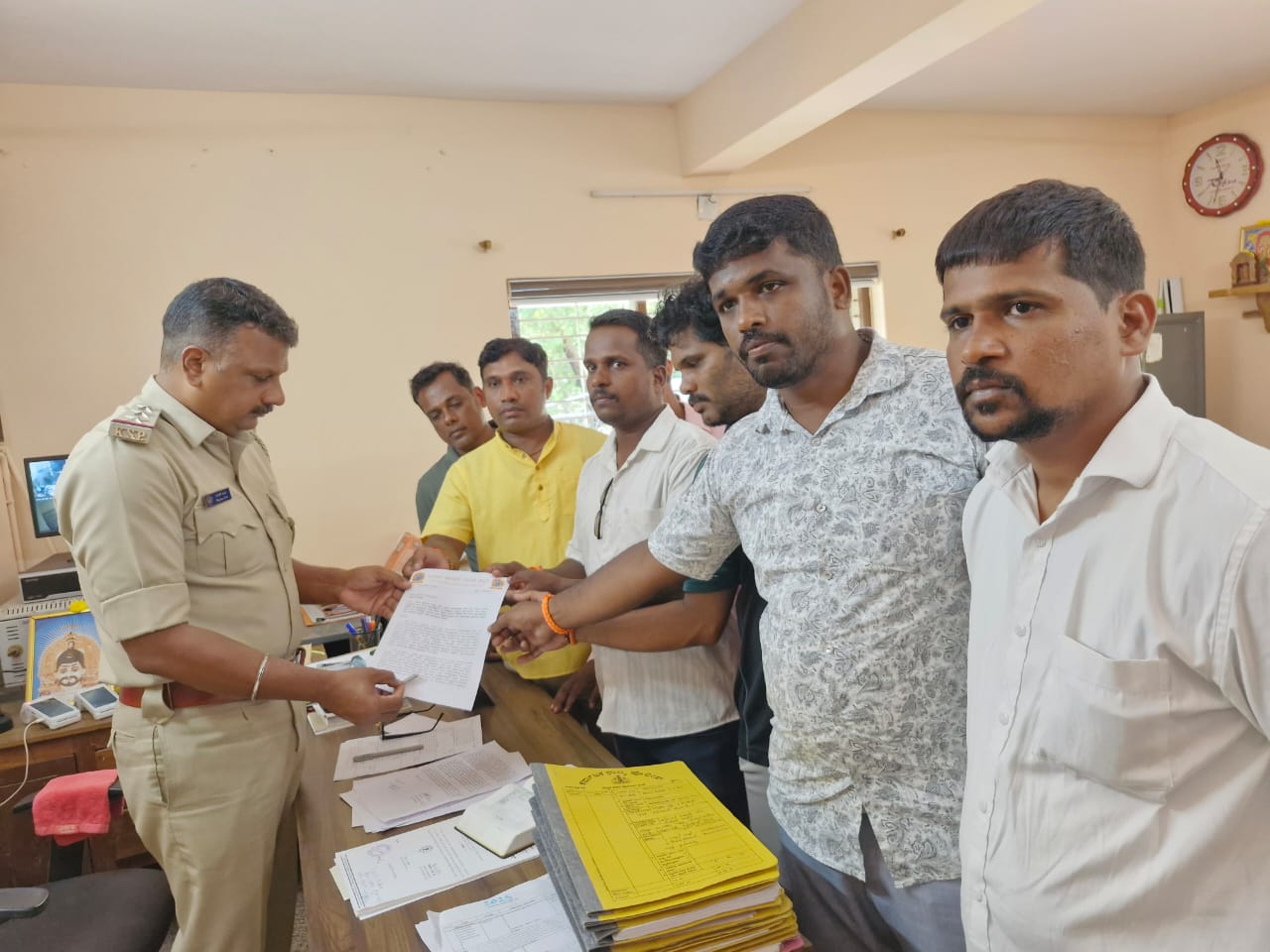 ಮೀನು ವ್ಯಾಪಾರೀಕರಣಕ್ಕೆ ಒಂದು ಧರ್ಮದವರಿಗೆ ಪ್ರಚೋಧನೆ ಹಾಗೂ ಒತ್ತಡ ಹೇರುತ್ತಿರುವ ವ್ಯಕ್ತಿಗಳ ವಿರುದ್ಧ ಕ್ರಮ ವಹಿಸಬೇಕೆಂದು ಭಟ್ಕಳ ಉಪ ವಿಭಾಗದ ಪೋಲೀಸ್ ನಿರೀಕ್ಷಕರಿಗೆ ಮನವಿ