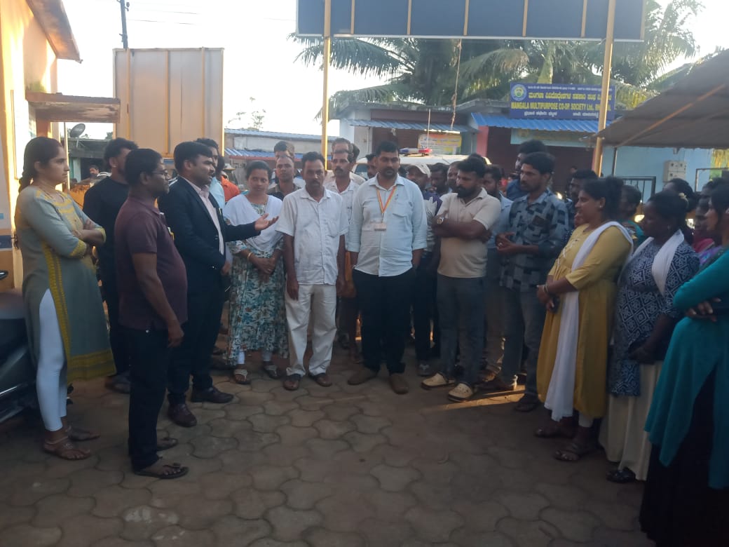 ಭಟ್ಕಳ ಬೆಂಗ್ರೆಯಲ್ಲಿ ಕುಡಿಯುವ ನೀರಿಗೆ ಅಡೆತಡೆ ಉಳ್ಮಣ್, ಶಶಿ ಹಿತ್ತಲು ಗ್ರಾಮಸ್ಥರಿಂದ ಪಂಚಾಯತಿ ಕಚೇರಿಗೆ ಮುತ್ತಿಗೆ.