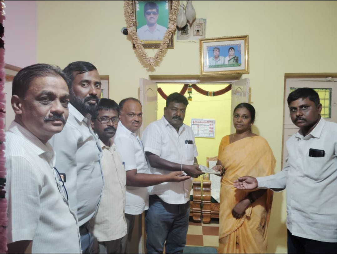 ಹಿರಿಯ ಪತ್ರಕರ್ತ ದಿವಂಗತ ಸಿದ್ದಪ್ಪ ರವರ ಕುಟುಂಬಕ್ಕೆ ಕಾನಿಪ ಧ್ವನಿ ರಾಜ್ಯಾಧ್ಯಕ್ಷರಾದ ಬಂಗ್ಲೆ ಮಲ್ಲಿಕಾರ್ಜುನ ಹಾಗೂ ಪದಾಧಿಕಾರಿಗಳಿಂದ  ಸಹಾಯ ಧನ