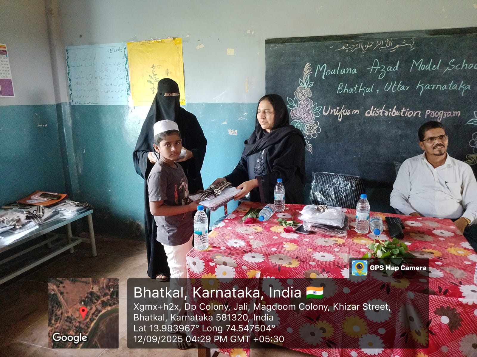 “ಕರ್ನಾಟಕ ಮೌಲಾನಾ ಆಜಾದ್ ಪಬ್ಲಿಕ್ ಶಾಲೆ ಭಟ್ಕಳ”ದಲ್ಲಿ ಸಮವಸ್ತ್ರ ವಿತರಣೆ.