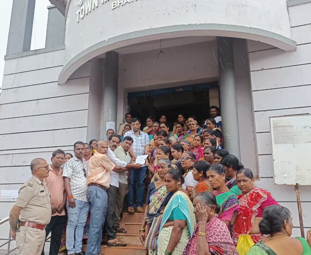 ಅಪಪ್ರಚಾರ ಹಾಗೂ ಶಾಂತಿ ಭಂಗ ಮಾಡುವ ದುರುದ್ದೇಶದಿಂದ ಕಸ ತಂದು ಹಾಕಿರುವ ಕಿಡಿಗೇಡಿಗಳ ವಿರುದ್ಧ ಪ್ರಕರಣ ದಾಖಲಿಸುವಂತೆ ಪುರಸಭೆ ಮುಖ್ಯಾಧಿಕಾರಿಗಳಿಗೆ ಮನವಿ