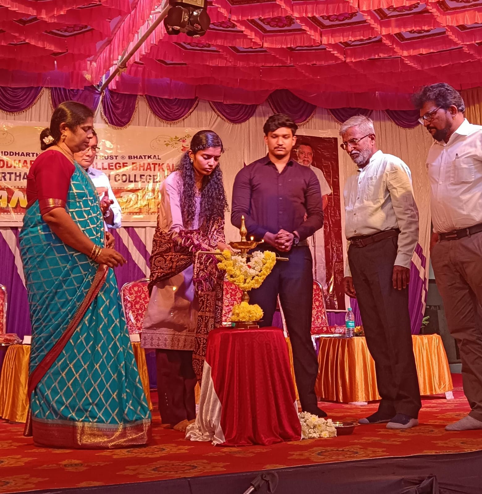 ಸಿದ್ದಾರ್ಥ ಪದವಿ ಪೂರ್ವ ಕಾಲೇಜ್ ಭಟ್ಕಳ ಮತ್ತು ಸಿದ್ದಾರ್ಥ ಸಂಯುಕ್ತ ಪದವಿ ಪೂರ್ವ ಕಾಲೇಜ್ ಶಿರಾಲಿ ಇವರ ಆಶ್ರಯದಲ್ಲಿ ಪ್ರತಿಭಾ ಪುರಸ್ಕಾರ